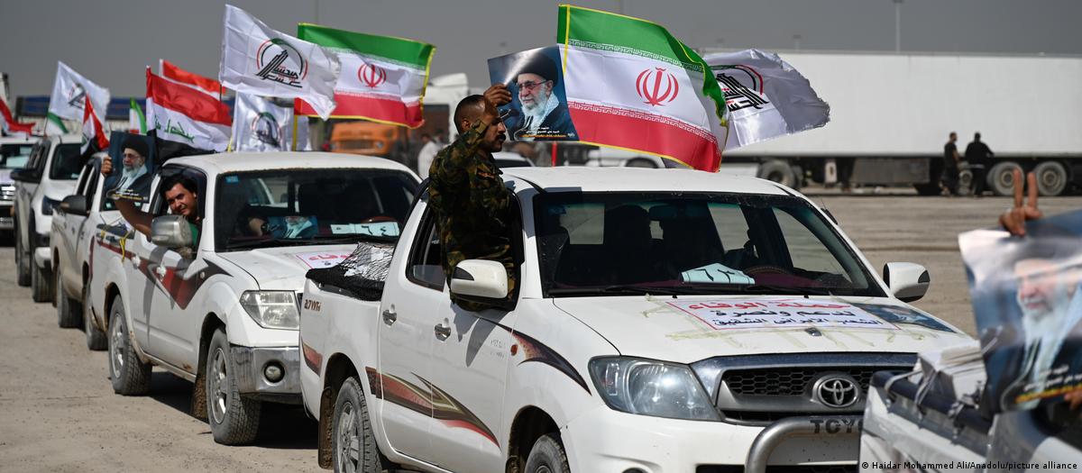 Comboio de caminhões iraquianos cruzando a fronteira para o Irã.