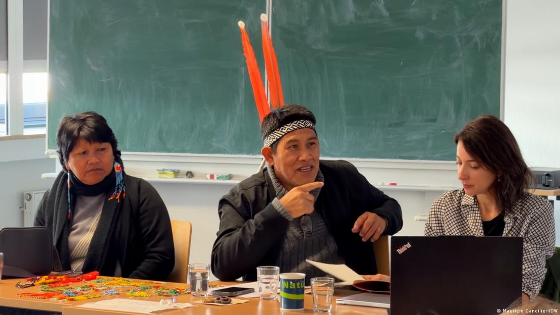 Koxamare'i Tapirapé, Nivaldo Paroo'i Tapirapé e antropóloga Ana Coutinho durante evento em Bonn, na Alemanha