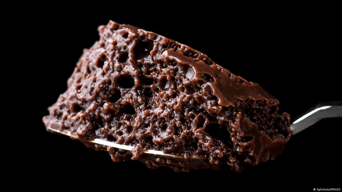 Un experimento de laboratorio mostró que ver chocolate en pantalla redujo su consumo real entre quienes seguían una dieta.