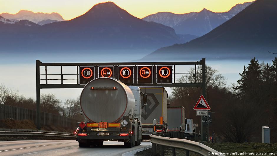 Kamioni voze nedeljom zbog plitke Rajne