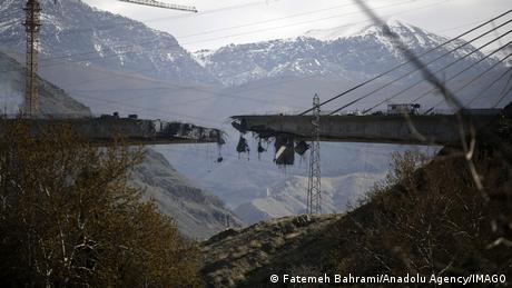 USA bombardieren Autobahnbrücke im Iran