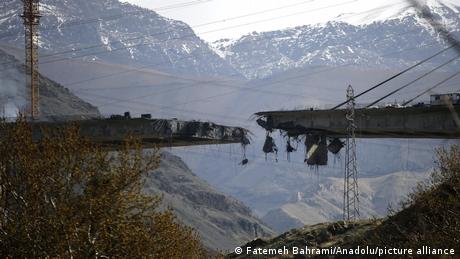 Nach der Zerstörung einer wichtigen Autobahnbrücke in der Nähe von Teheran hat US-Präsident Donald Trump dem Iran mit weiteren Angriffen gedroht.