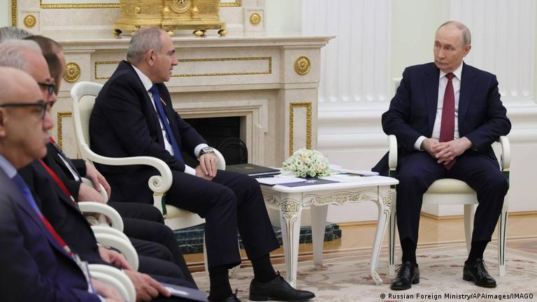 Rusya Devlet Başkanı Vladimir Putin, Kremlin Sarayı'nda Ermenistan Başbakanı Nikol Paşinyan'ı ağırlıyor Rusya Devlet Başkanı Vladimir Putin, Kremlin Sarayı'nda Ermenistan Başbakanı Nikol Paşinyan'ı ağırlıyor
