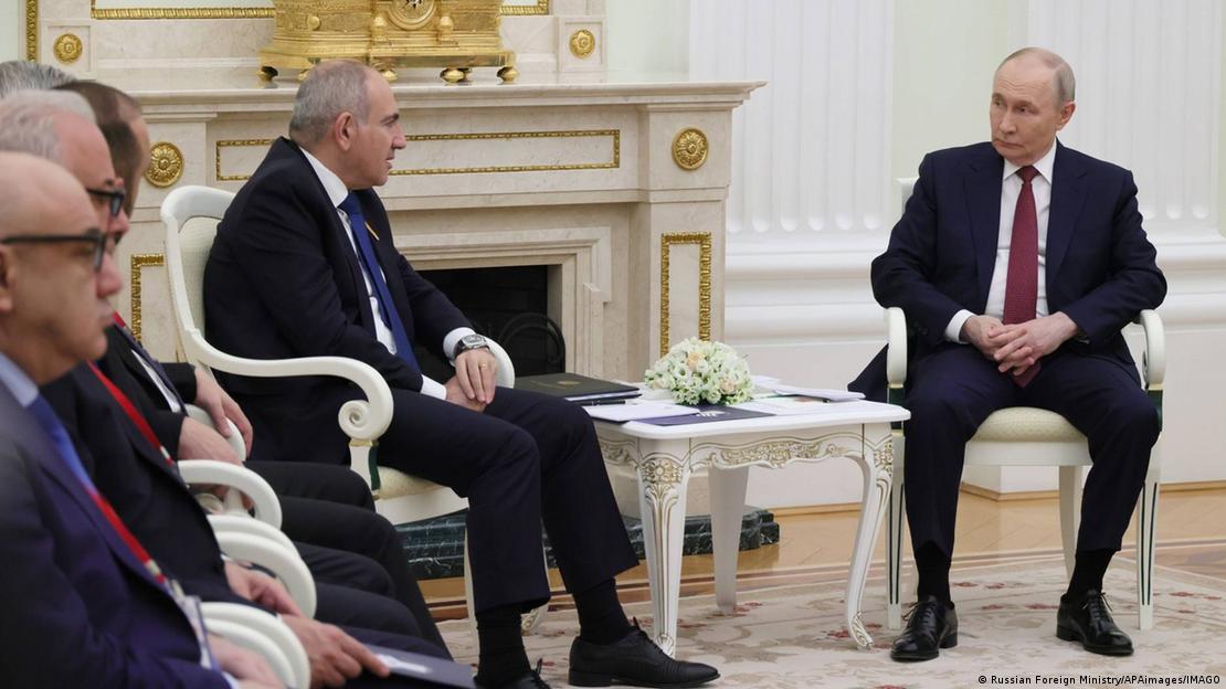 Rusya Devlet Başkanı Vladimir Putin, Ermenistan Başbakanı Nikol Paşinyan ile görüşme gerçekleştirirken. Rusya Devlet Başkanı Vladimir Putin, Ermenistan Başbakanı Nikol Paşinyan ile görüşme gerçekleştirirken.