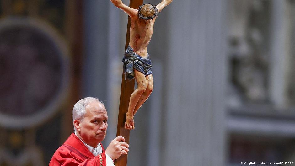 Папа римский Лев XIV впервые возглавил богослужение Крестного пути