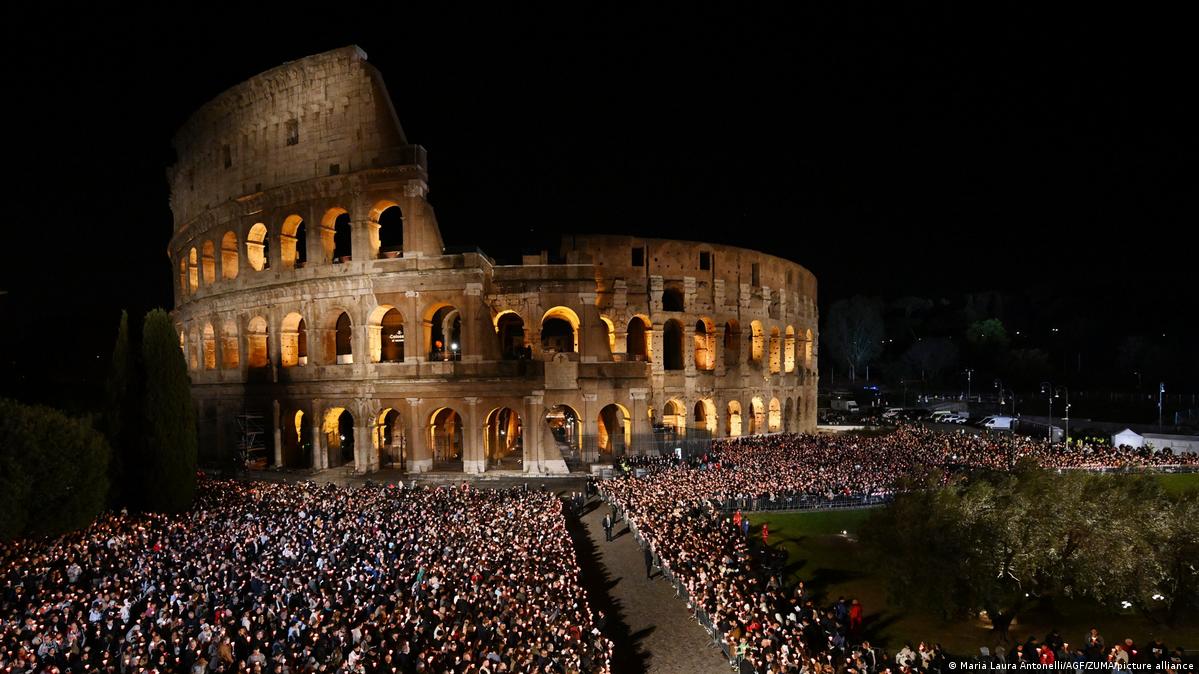 León XIV preside su primer Viacrucis en el Coliseo de Roma
