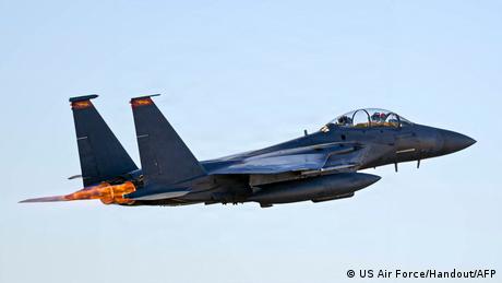 Nach dem Abschuss eines US-Kampfflugzeugs über dem Iran geht die Suche nach einem vermissten Crewmitglied weiter.