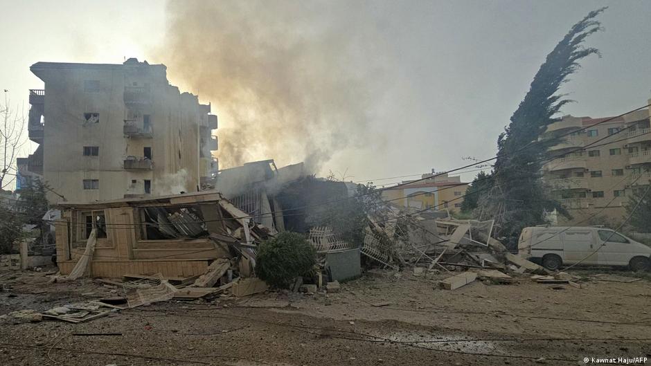 İsrail'in, Lübnan'ın Sur kentine yönelik tahliye uyarısının ardından bölgede bir hastane saldırılarda hasar gördü