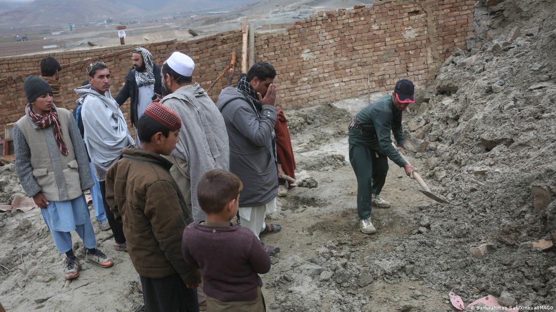 Afganistán también fue afectado por un terremoto el viernes que deja al menos ocho personas muertas. En la imagen, un grupo de personas remueve escombros tras el sismo, en Kabul (04.04.2026)
