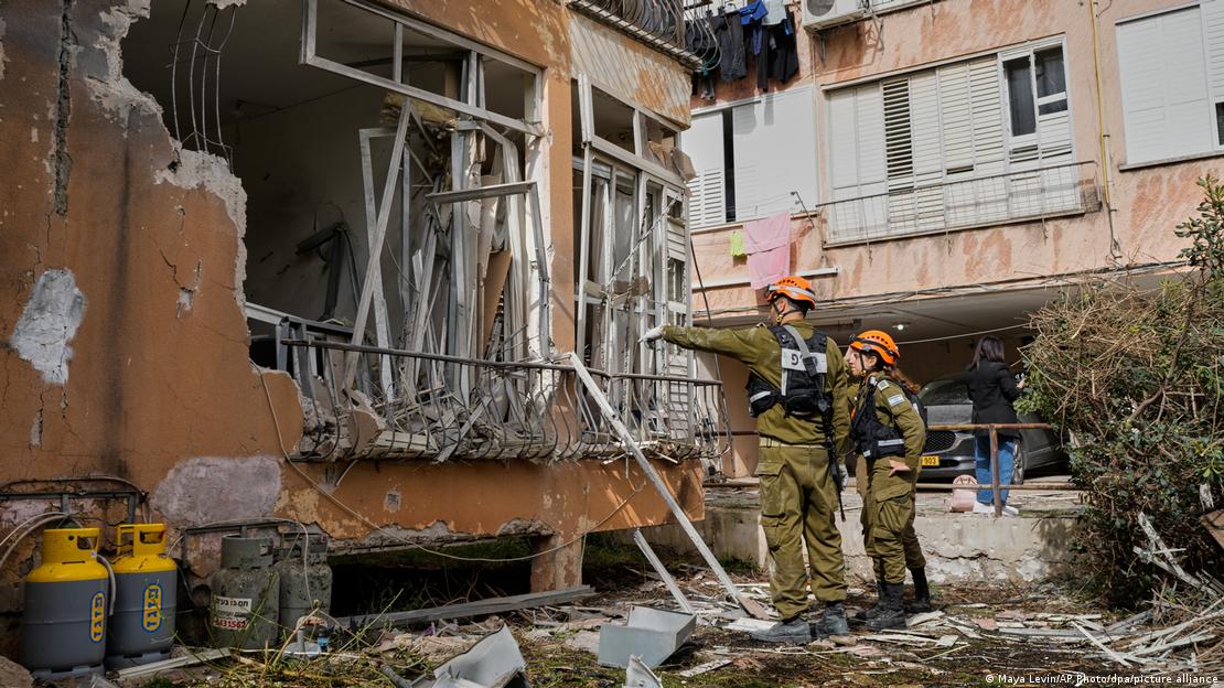 İsrail'de İran'ın füze saldırısında hasar gören bir apartman.