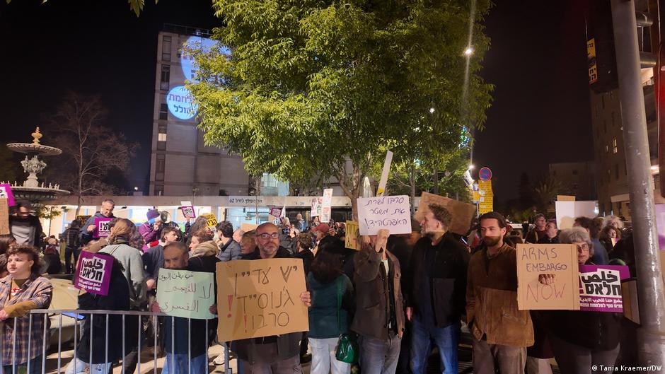 Cientos de personas protestan en Israel contra la guerra