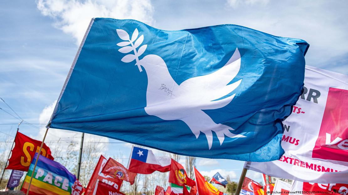 Σημαία με το περιστέρι, σύμβολο της ειρήνης σε πορεία στο Βερολίνο