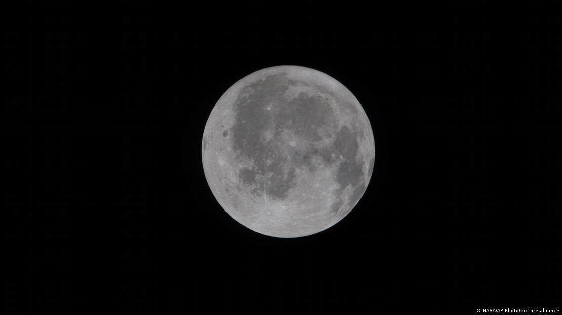 A Lua inteira em fundo negro