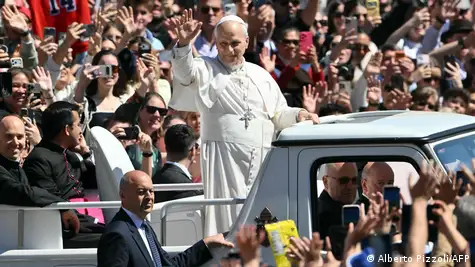 León XIV saluda a la multitud desde el papamóvil después de la misa de Pascua, como parte de las celebraciones de la Semana Santa, en la plaza de San Pedro, el Vaticano (05.04.2026)