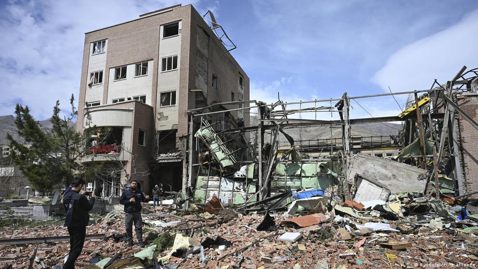 Авиаудар по пригороду Тегерана: 13 погибших, в том числе 6 детей