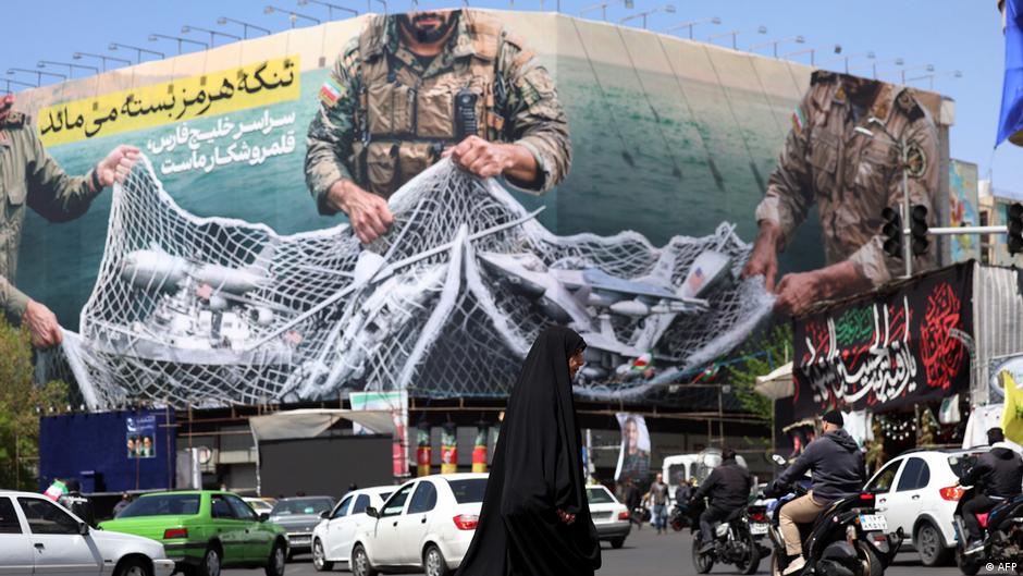 „Ormuski moreuz ostaje zatvoren“, piüe na ovom bilbordu u Teheranu 5. aprila 2026.