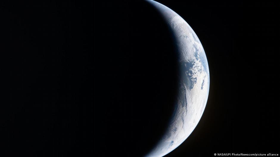 Миссия "Артемида-2": установлен рекорд по удаленности человека от Земли