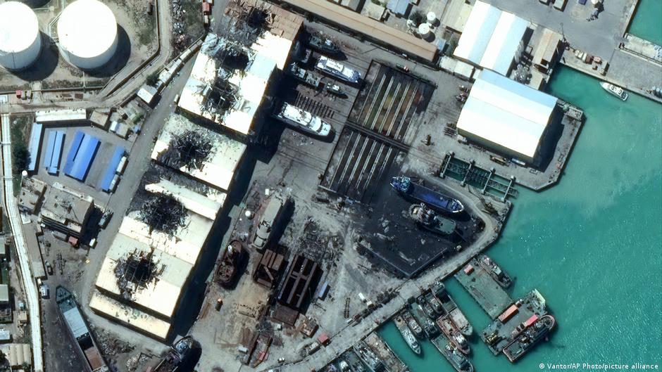 ضربات على منشآت بتروكيميائية في إيران وتحذيرات من خطر نووي