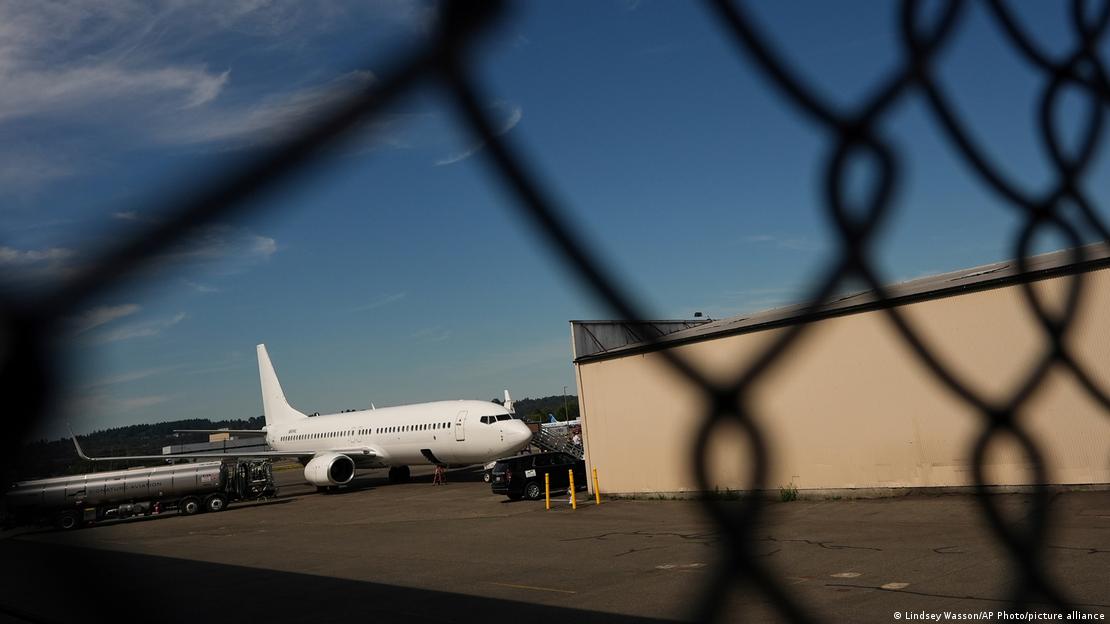 Seattle havalimanında ICE'nin sınır dışı işlemleri için kullandığı bir uçak