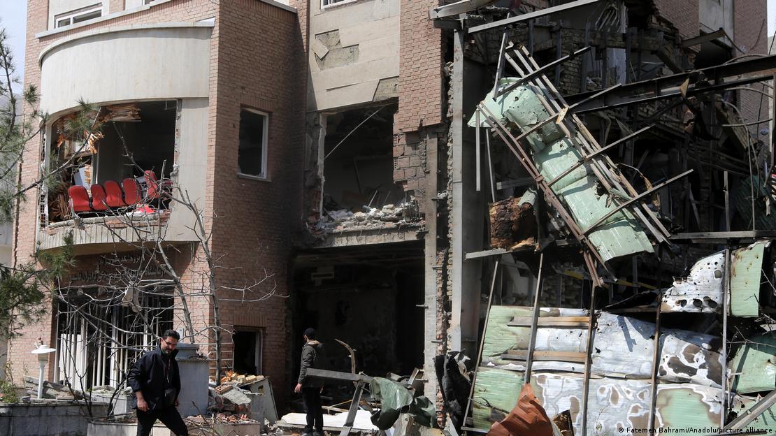Un hombre pasa frente al edificio de la Universidad Shahid Behesti, destruida tras un ataque contra Teherán.