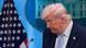 ABD Başkanı Donald Trump, ABD bayrağı önünde yere doğru bakıyor. ABD Başkanı Donald Trump, ABD bayrağı önünde yere doğru bakıyor.