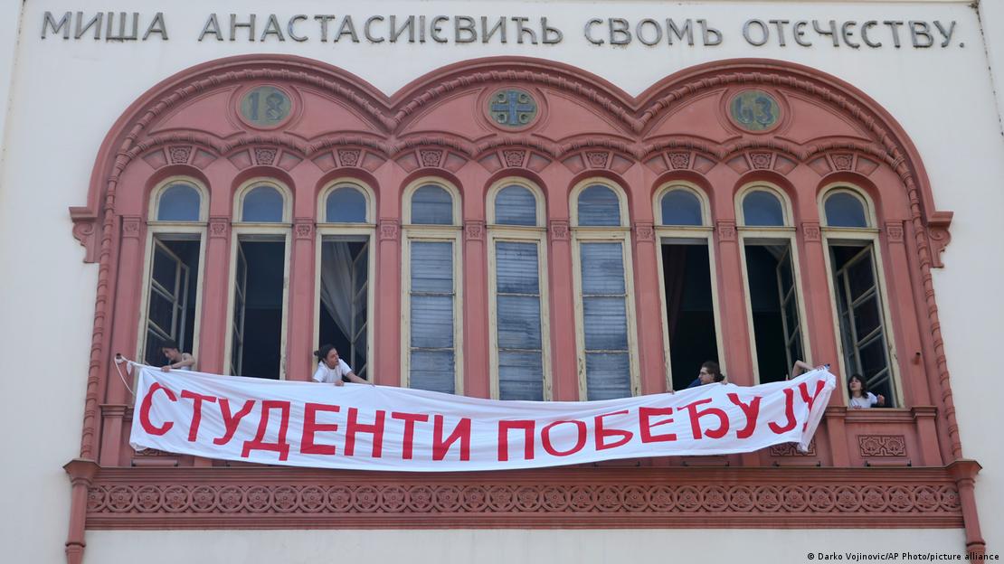 Poruka na transparentu izvješenom na zgradi Rektorata u Beogradu: Studenti pobjeđuju!