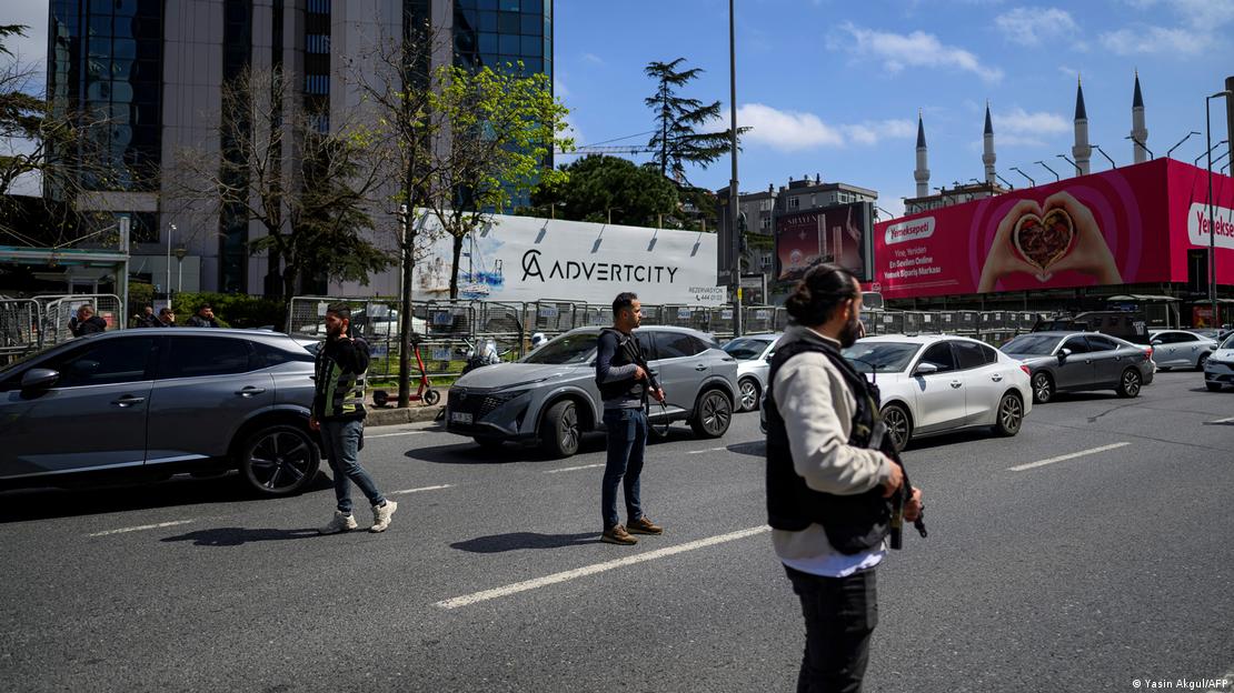 Ellerinde silahlarla sivil kıyafetli polisler