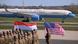 Ungarn Budapest 2026 | Air Force Two bei der Landung auf dem Budapester Flughafen, im Vordergrund eine ungarische und eine US-Flagge sowie Soldaten einer Ehrenformation (07.04.2026) Ungarn Budapest 2026 | Air Force Two bei der Landung auf dem Budapester Flughafen, im Vordergrund eine ungarische und eine US-Flagge sowie Soldaten einer Ehrenformation (07.04.2026)