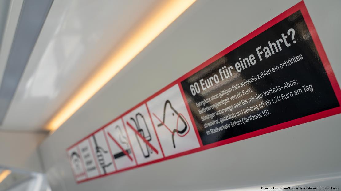 Placa em um bonde em Erfurt alerta que passageiros sem bilhete serão multados em 60 euros Placa em um bonde em Erfurt alerta que passageiros sem bilhete serão multados em 60 euros