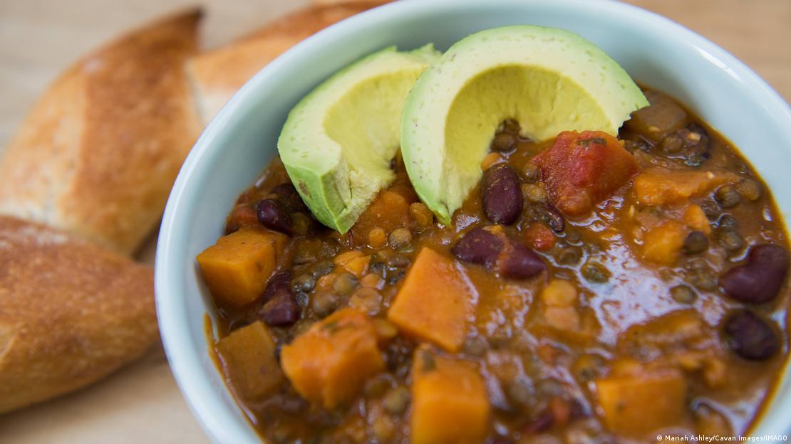Alimentos ricos en fibra como avena, frijoles y quinoa ayudan a controlar el colesterol.