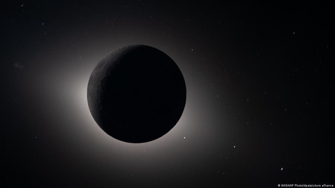 La Luna eclipsa el Sol fotografiado desde la órbita lunar por la tripulación de Artemis II.