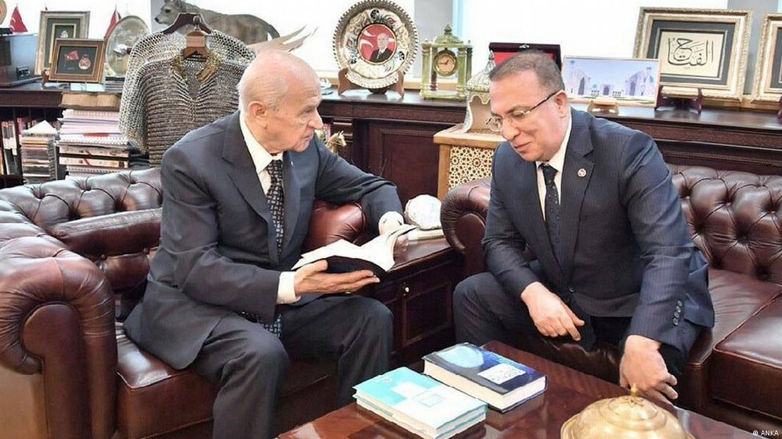 MHP Genel Başkanı Devlet Bahçeli ve görevinden istifa eden İzzet Ulvi Yönter, Bahçeli'nin makam odasındaki deri koltuklarda oturuyor
