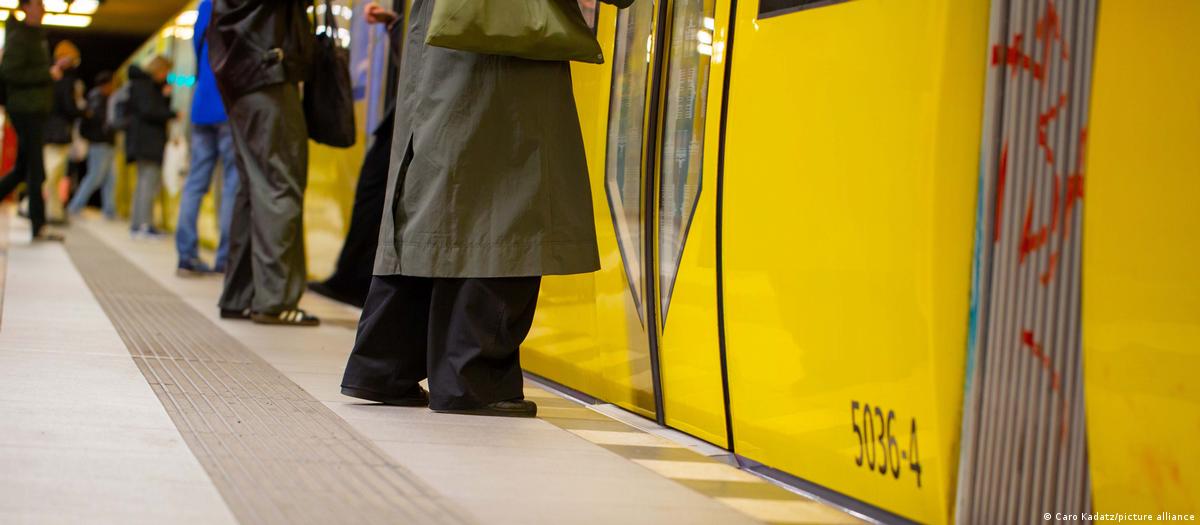 Passageiros em um trem na Alemanha.