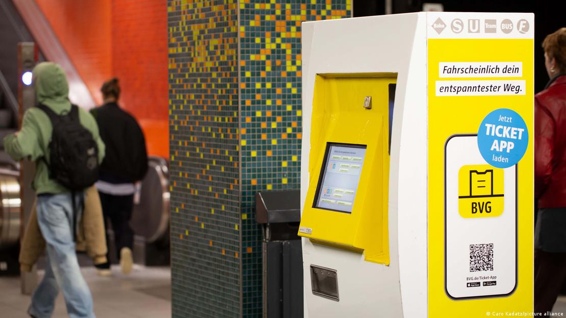 Máquina de bilhetes da empresa de transporte público de Berlim Máquina de bilhetes da empresa de transporte público de Berlim