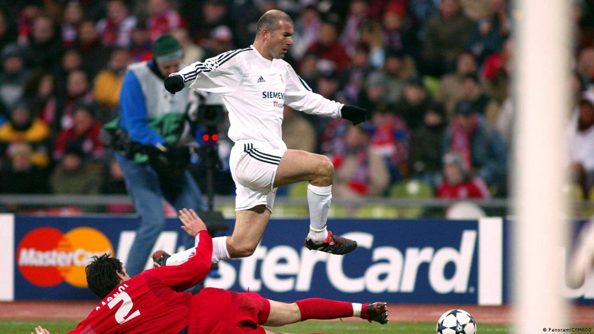 Champions League 2003/04 | Achtelfinale | Bayern München vs. Real Madrid | Zidane im Duell mit Sagnol 这是2003年驰骋在球场上的齐达内