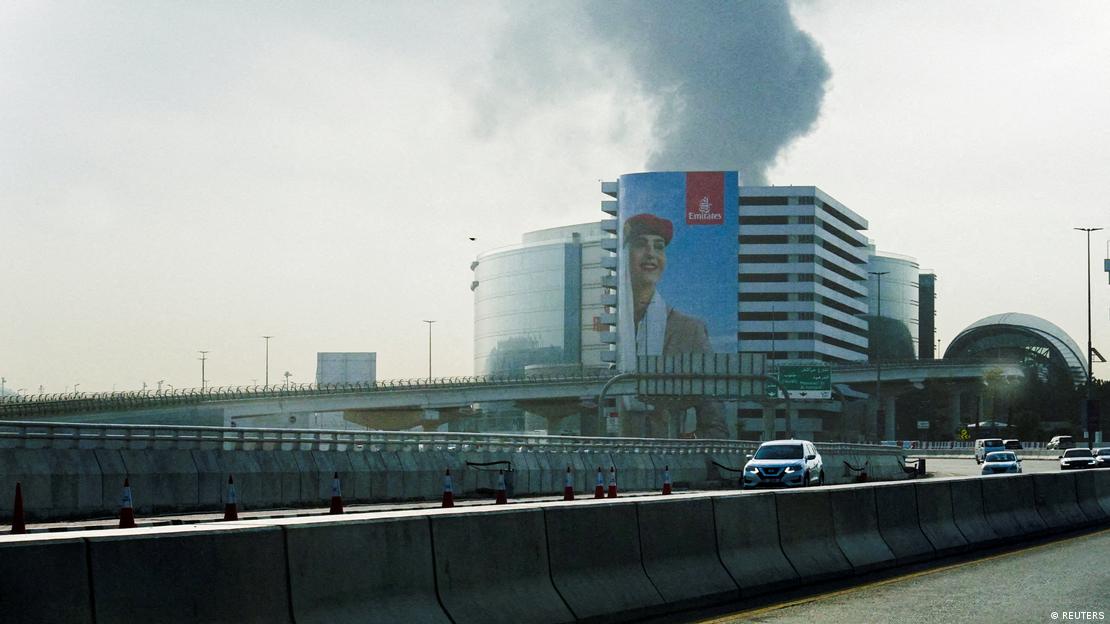 Fumaça sobre o aeroporto de Dubai após ataque com drone em 16 de março de 2026.