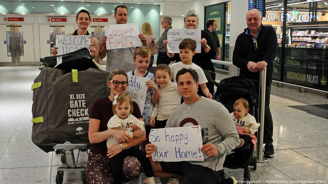 Famílias retornam ao Aeroporto de Heathrow após evacuação de Dubai