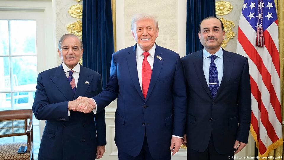 ایران اور امریکہ کے مابین ثالثی کرنے والے ایران کے ہمسایہ ملک پاکستان کے وزیر اعظم شہباز شریف (بائیں) اور پاکستانی فوج کے سربراہ فیلڈ مارشل عاصم منیر (دائیں) امریکی صدر ٹرمپ کے ساتھ وائٹ ہاؤس میں، گزشتہ برس ستمبر میں لی گئی ایک تصویر