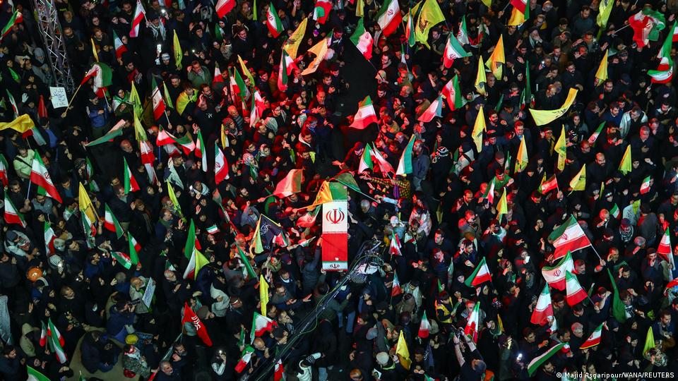 Una multitud asiste a la ceremonia fúnebre de Majid Khademi, jefe del servicio de inteligencia de la Guardia Revolucionaria de Irán, quien, según declaraciones iraníes e israelíes, murió en ataques en Teherán, el pasado 8 de abril. Una multitud asiste a la ceremonia fúnebre de Majid Khademi, jefe del servicio de inteligencia de la Guardia Revolucionaria de Irán, quien, según declaraciones iraníes e israelíes, murió en ataques en Teherán, el pasado 8 de abril.