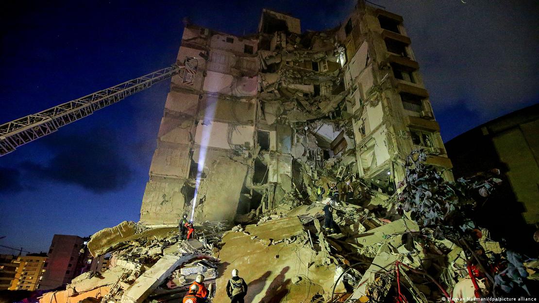 Equipos de rescate buscan víctimas en un edificio destruido por un ataque aéreo israelí en el centro de Beirut, Líbano, el miércoles (08.04.2026). Equipos de rescate buscan víctimas en un edificio destruido por un ataque aéreo israelí en el centro de Beirut, Líbano, el miércoles (08.04.2026).