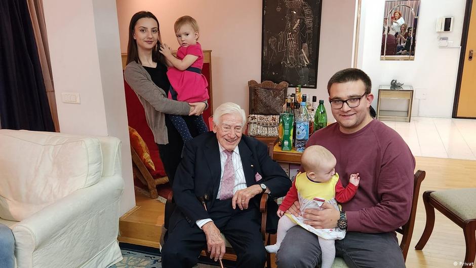 Kristijan Švarc-Šiling (u sredini) sa Adom (desno), njegovom suprugom i njihovom decom 2024. godine