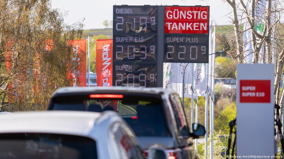 Jeftino gorivo - reklama na pumpi u Nemačkoj