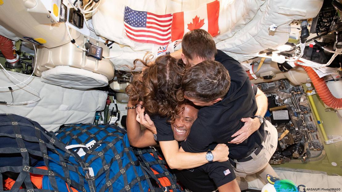 La tripulación de Artemis II se abraza dentro de la cápsula Orión durante el regreso a la Tierra, el 8 de abril de 2026, tras su histórico sobrevuelo de la cara oculta de la Luna.