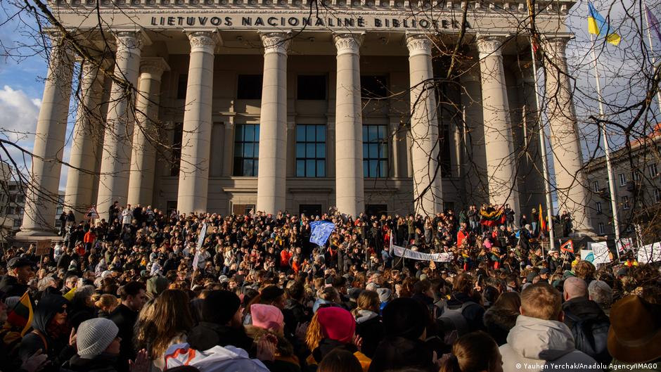 У Вільнюсі близько 10 тис. людей вийшли на протест у середу через зміни до закону про  головного суспільного мовника країни LRT.

Організатори намагаються привернути увагу до поправок, які, на їхню думку, обмежать незалежність суспільного мовника.