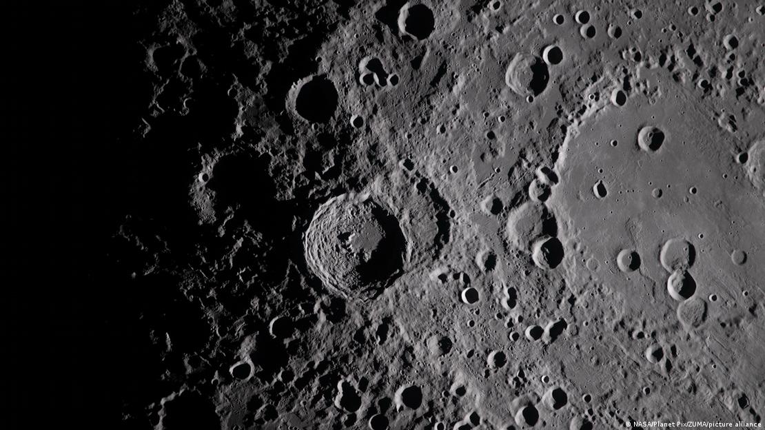El cráter Vavilov en la cara oculta de la Luna, fotografiado desde la ventana de la cápsula Orión.