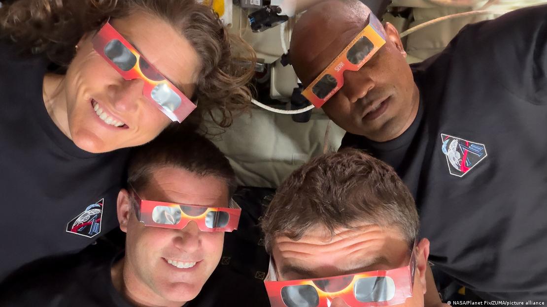 Los cuatro tripulantes de Artemis II usan gafas de eclipse para observar el fenómeno durante su sobrevuelo lunar: la primera vez que se usaron este tipo de gafas cerca de la Luna.