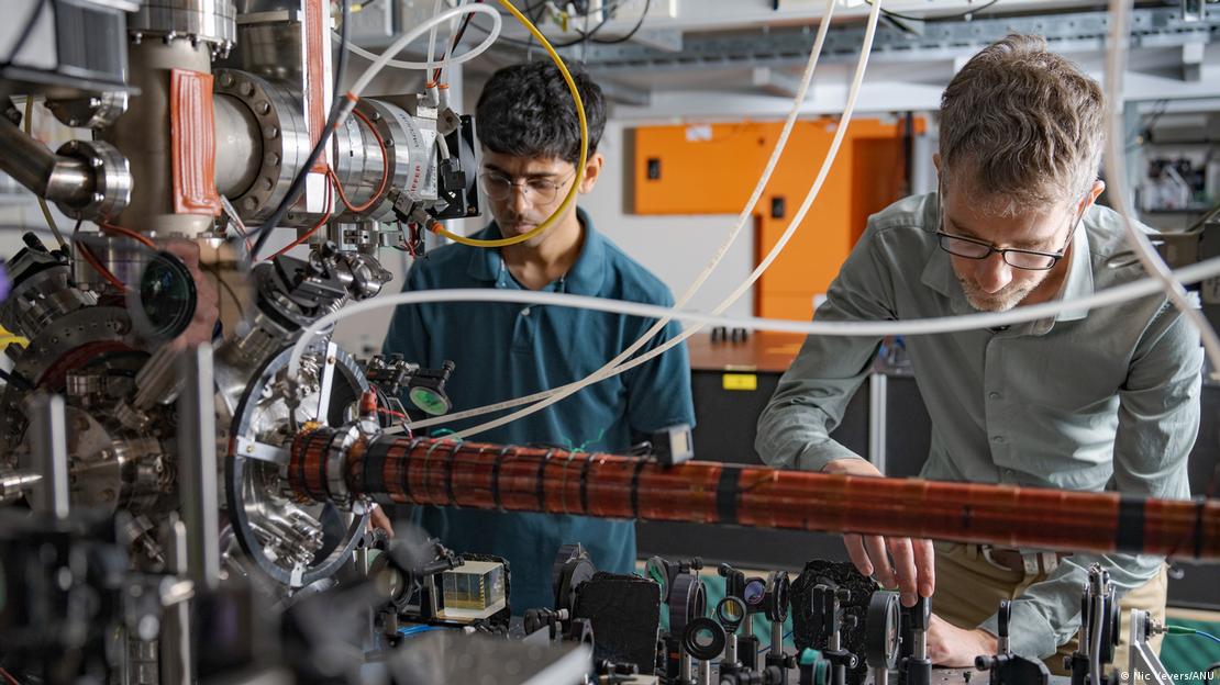 Yogesh Sridhar y Sean Hodgman, de la Universidad Nacional de Australia, lideraron el experimento que demostró el entrelazamiento cuántico con átomos de helio.