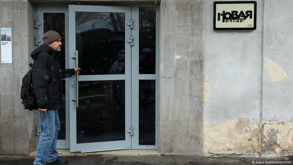 Главного редактора "Новой газеты" Сергея Соколова доставили в СК после обыска