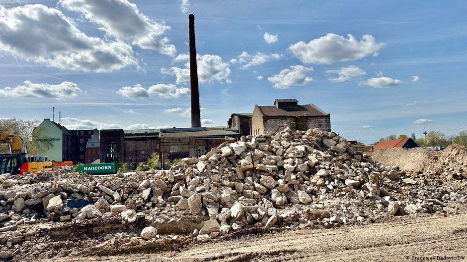 Dimnjak napuštene fabrike