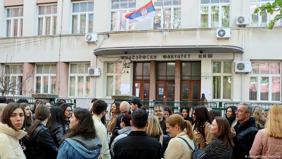 Niš 9. aprila 2026. - protest ispred Filozofskog fakulteta